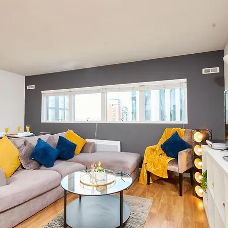 Apartment Perfect For Business Travellers & Relocation - 4 Beds, 2 Bath, Free Parking & Wifi, Monthly Offers Leeds (West Yorkshire)