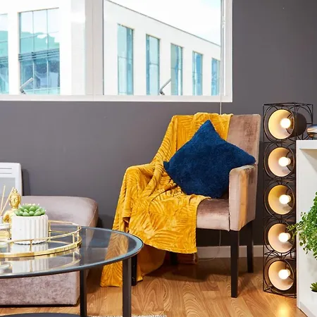 Apartment Perfect For Business Travellers & Relocation - 4 Beds, 2 Bath, Free Parking & Wifi, Monthly Offers