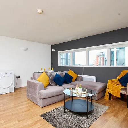 Apartment Perfect For Business Travellers & Relocation - 4 Beds, 2 Bath, Free Parking & Wifi, Monthly Offers Leeds (West Yorkshire)