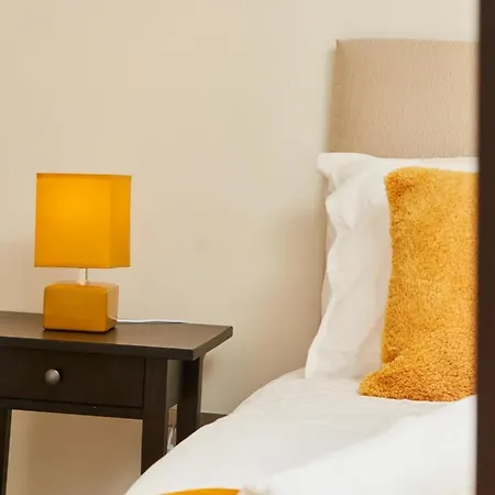 Apartment Perfect For Business Travellers & Relocation - 4 Beds, 2 Bath, Free Parking & Wifi, Monthly Offers *