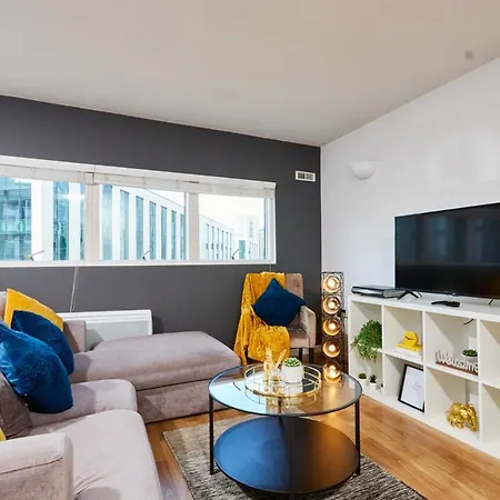 Perfect For Business Travellers & Relocation - 4 Beds, 2 Bath, Free Parking & Wifi, Monthly Offers Apartment *