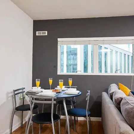 Apartment Perfect For Business Travellers & Relocation - 4 Beds, 2 Bath, Free Parking & Wifi, Monthly Offers