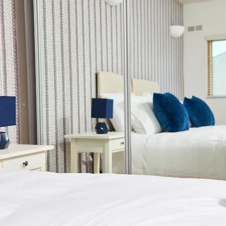 Perfect For Business Travellers & Relocation - 4 Beds, 2 Bath, Free Parking & Wifi, Monthly Offers Leeds (West Yorkshire)