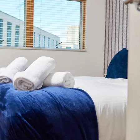 Perfect For Business Travellers & Relocation - 4 Beds, 2 Bath, Free Parking & Wifi, Monthly Offers Apartment