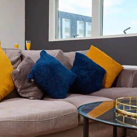 Perfect For Business Travellers & Relocation - 4 Beds, 2 Bath, Free Parking & Wifi, Monthly Offers