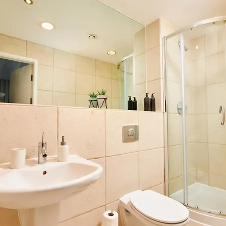 Apartment Perfect For Business Travellers & Relocation - 4 Beds, 2 Bath, Free Parking & Wifi, Monthly Offers *