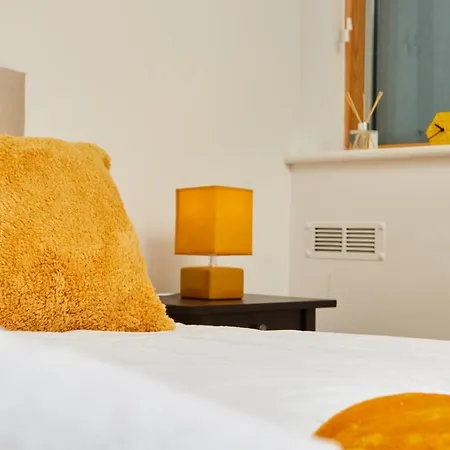 Perfect For Business Travellers & Relocation - 4 Beds, 2 Bath, Free Parking & Wifi, Monthly Offers Apartment