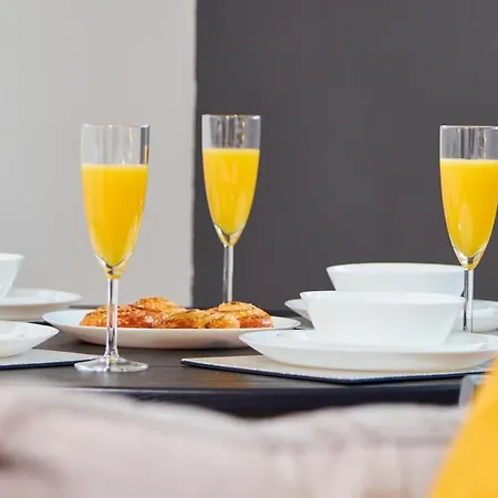 Perfect For Business Travellers & Relocation - 4 Beds, 2 Bath, Free Parking & Wifi, Monthly Offers Apartment