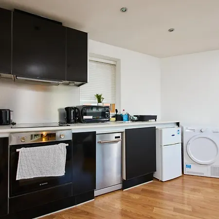 Perfect For Business Travellers & Relocation - 4 Beds, 2 Bath, Free Parking & Wifi, Monthly Offers Apartment *