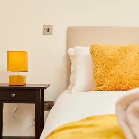Perfect For Business Travellers & Relocation - 4 Beds, 2 Bath, Free Parking & Wifi, Monthly Offers * Leeds (West Yorkshire)