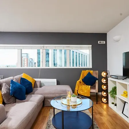 Apartment Perfect For Business Travellers & Relocation - 4 Beds, 2 Bath, Free Parking & Wifi, Monthly Offers Leeds (West Yorkshire)