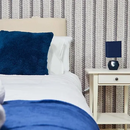 Perfect For Business Travellers & Relocation - 4 Beds, 2 Bath, Free Parking & Wifi, Monthly Offers *