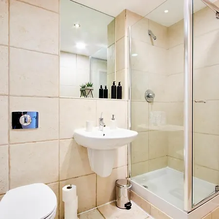 Perfect For Business Travellers & Relocation - 4 Beds, 2 Bath, Free Parking & Wifi, Monthly Offers