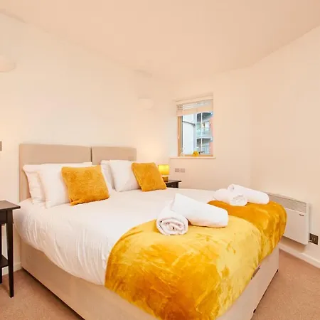 Apartment Perfect For Business Travellers & Relocation - 4 Beds, 2 Bath, Free Parking & Wifi, Monthly Offers Leeds (West Yorkshire)